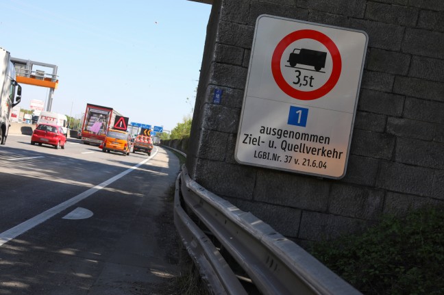 LKW seitlich aufgerissen: Sattelzug kracht auf Westautobahn bei St. Florian gegen Unterführung