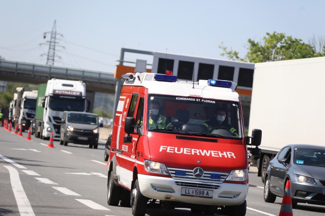 LKW seitlich aufgerissen: Sattelzug kracht auf Westautobahn bei St. Florian gegen Unterführung