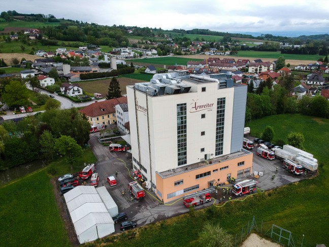 15 Feuerwehren bei Brand in einer Mühle in Wallern an der Trattnach im Einsatz