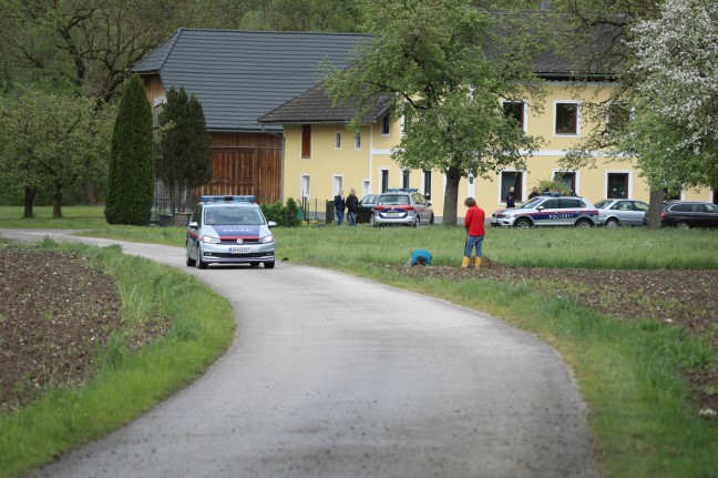 Polizeieinsatz: Teile einer Fliegerbombe in einem Feld in Fischlham gefunden