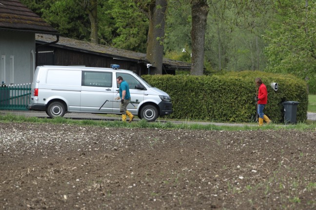 Polizeieinsatz: Teile einer Fliegerbombe in einem Feld in Fischlham gefunden