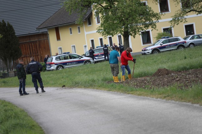 Polizeieinsatz: Teile einer Fliegerbombe in einem Feld in Fischlham gefunden