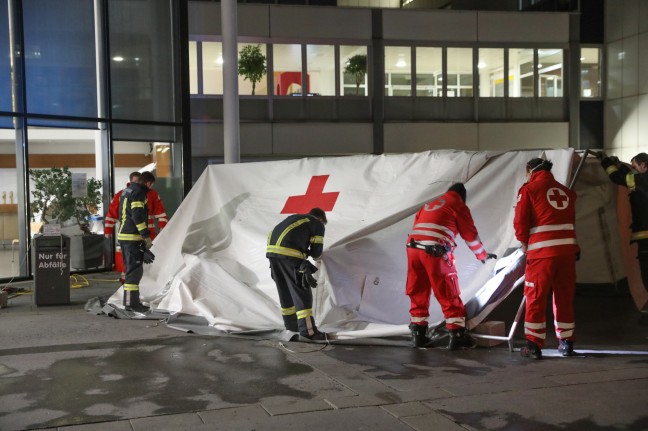 Stürmischer Wetterumschwung demontiert Covid-19-Triagezelt vor Klinikum in Wels-Neustadt