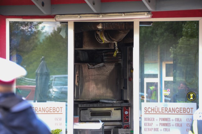 Brand in einer Pizzeria in Vöcklabruck sorgt für Einsatz der Feuerwehr