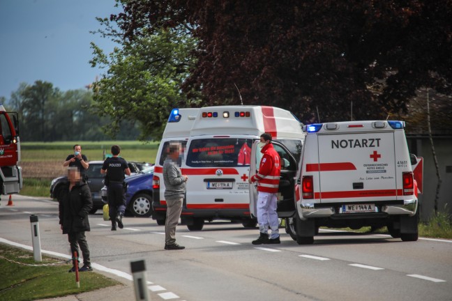 Verkehrsunfall mit drei beteiligten Autos in einem Kreuzungsbereich in Weikirchen an der Traun