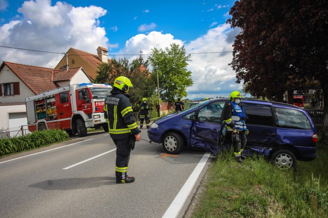 Verkehrsunfall mit drei beteiligten Autos in einem Kreuzungsbereich in Weikirchen an der Traun