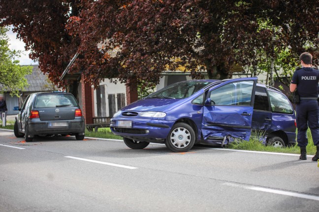 Verkehrsunfall mit drei beteiligten Autos in einem Kreuzungsbereich in Weikirchen an der Traun