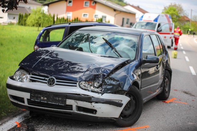 Verkehrsunfall mit drei beteiligten Autos in einem Kreuzungsbereich in Weikirchen an der Traun