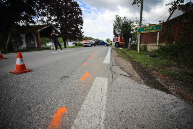 Verkehrsunfall mit drei beteiligten Autos in einem Kreuzungsbereich in Weikirchen an der Traun