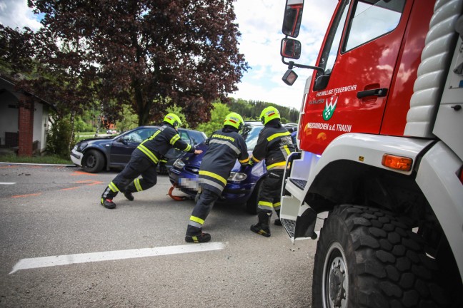 Verkehrsunfall mit drei beteiligten Autos in einem Kreuzungsbereich in Weikirchen an der Traun