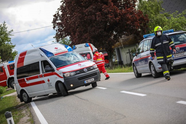 Verkehrsunfall mit drei beteiligten Autos in einem Kreuzungsbereich in Weikirchen an der Traun
