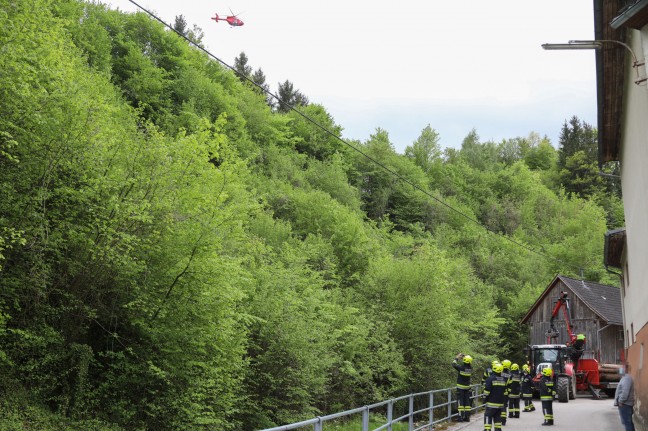 Schwerverletzter nach Absturz mit Rasenmähertraktor über einen steilen Hang in Grünburg