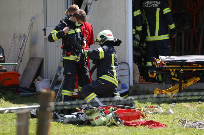 Personenrettung: Mann aus Schacht unter Garage in Thalheim bei Wels gerettet