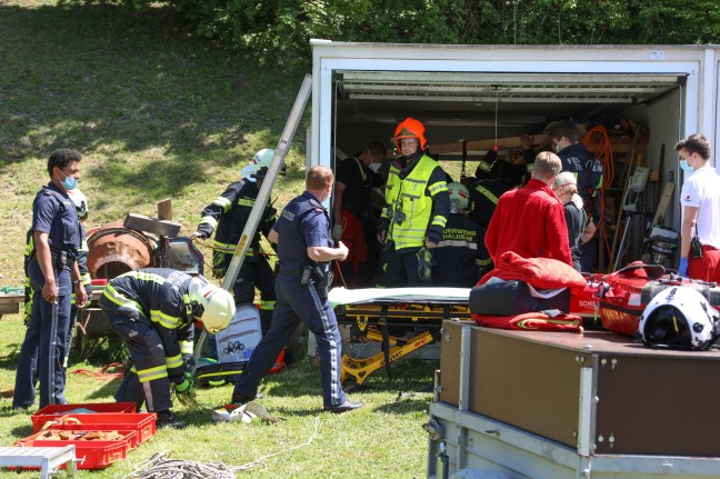 Personenrettung: Mann aus Schacht unter Garage in Thalheim bei Wels gerettet