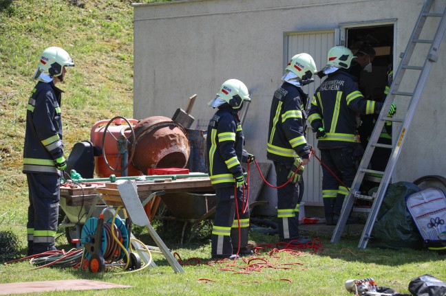 Personenrettung: Mann aus Schacht unter Garage in Thalheim bei Wels gerettet