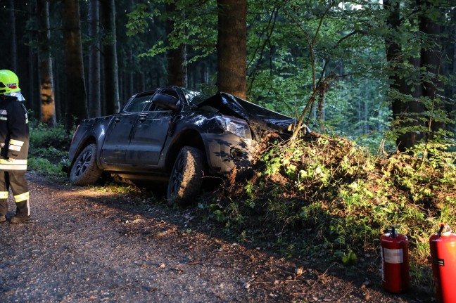Drei teils Schwerverletzte: Pick-up kracht in einem Waldstück in Scharnstein frontal gegen Baum