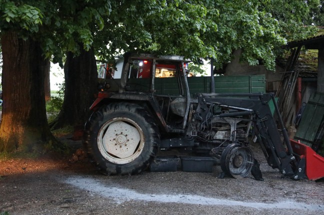 Brand eines Traktors in einem Nebengebäude eines Bauernhofes