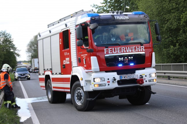 Rettung und Notarzthubschrauber nach Auffahrunfall auf Kremstalstraße in Traun im Einsatz