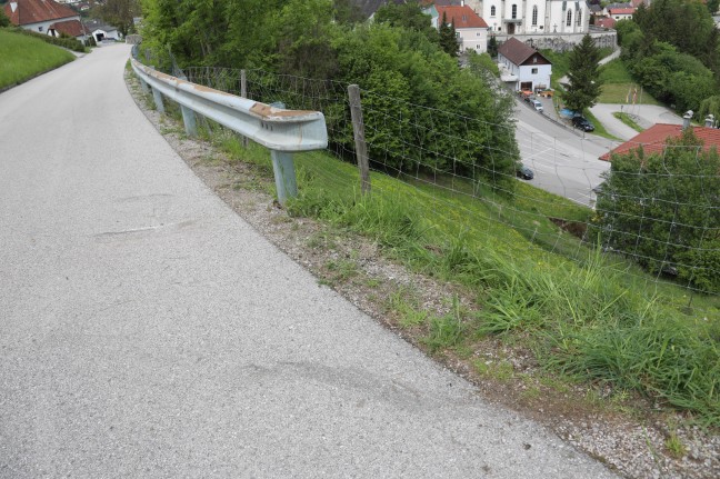 Auto drohte nach Verkehrsunfall in Steinbach an der Steyr ber steilen Abhang abzustrzen
