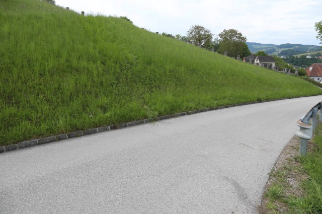 Auto drohte nach Verkehrsunfall in Steinbach an der Steyr ber steilen Abhang abzustrzen