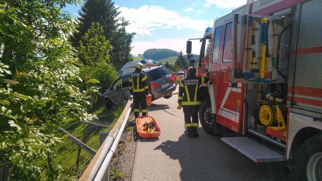 Auto drohte nach Verkehrsunfall in Steinbach an der Steyr ber steilen Abhang abzustrzen