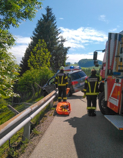 Auto drohte nach Verkehrsunfall in Steinbach an der Steyr ber steilen Abhang abzustrzen