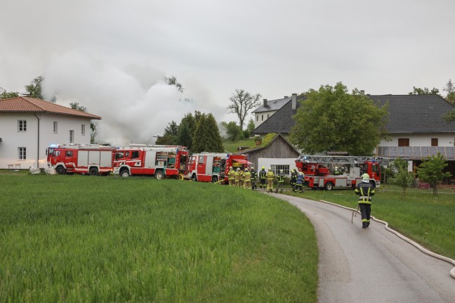 Großeinsatz der Feuerwehr bei Brand eines landwirtschaftlichen Nebengebäudes in Hinzenbach
