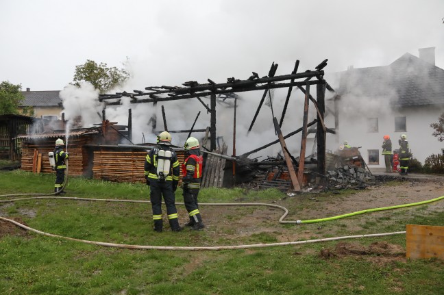 Groeinsatz der Feuerwehr bei Brand eines landwirtschaftlichen Nebengebudes in Hinzenbach