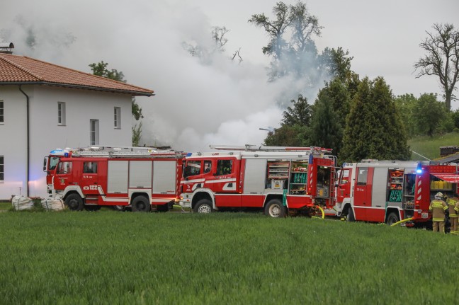 Großeinsatz der Feuerwehr bei Brand eines landwirtschaftlichen Nebengebäudes in Hinzenbach