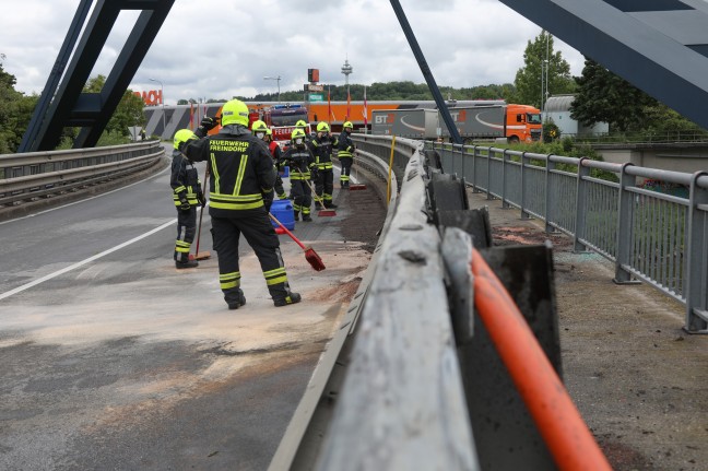 Verzwickte Lage: Kleintransporter landet bei Crash in Ansfelden auf Brückengeländer über die Krems