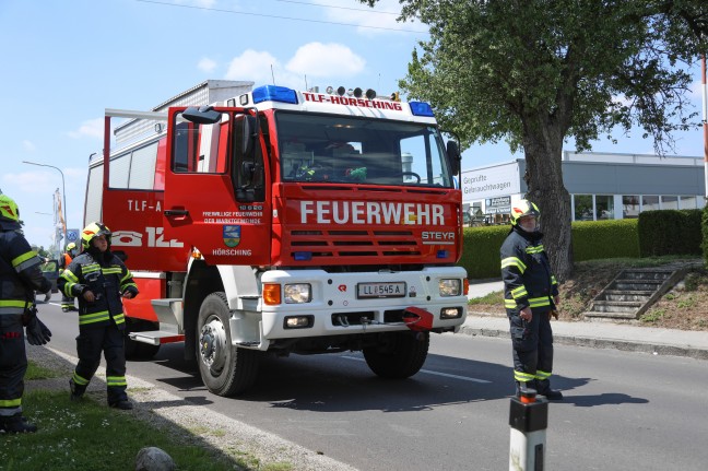 Notarzthubschrauber und Feuerwehr nach schwerem Fahrradunfall in Hörsching im Einsatz