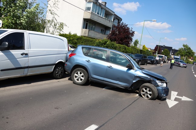Blechsalat: Rasante Fahrt durch Wels-Lichtenegg endet mit fünf beschädigten Autos