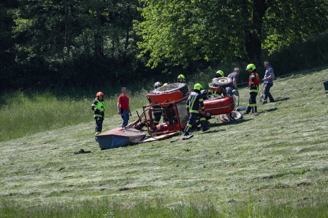 Schwerverletzter bei Traktorunfall auf einer Wiese in Pennewang