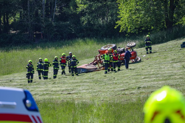 Schwerverletzter bei Traktorunfall auf einer Wiese in Pennewang