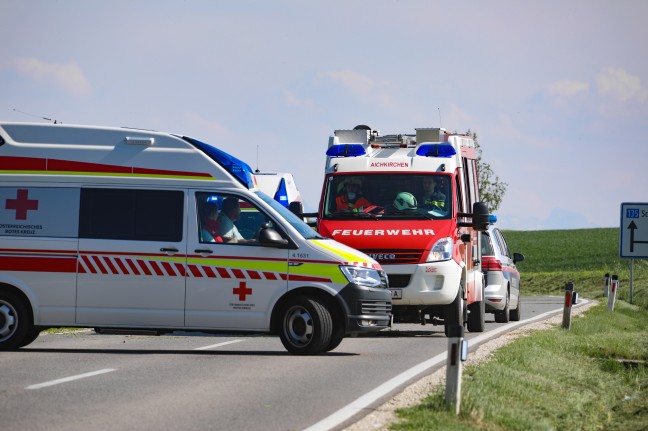 Schwerer Crash zwischen Motorrad, LKW und PKW auf Gallspacher Straße in Niederthalheim
