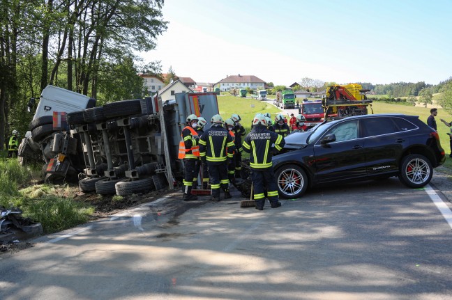 Schwerer Crash zwischen Motorrad, LKW und PKW auf Gallspacher Straße in Niederthalheim