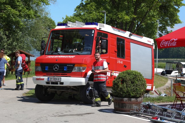 Arbeiter bei Mäharbeiten in die Donau gestürzt - Suchaktion der Feuerwehr auf der Donau