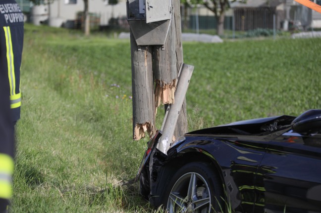Auto gegen Telefonmast: "Kein Anschluss unter dieser Nummer" nach Verkehrsunfall bei Pupping