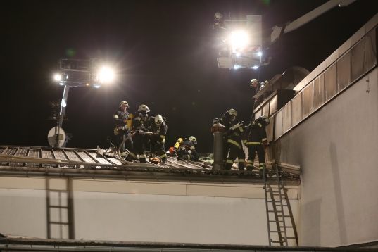 Großeinsatz der Feuerwehr bei Brand in einem Chemiebetrieb in Ried im Traunkreis