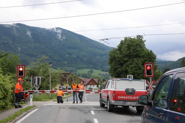 Oberleitung der Pyhrnbahn an Bahnbergang bei Micheldorf in Obersterreich durch LKW-Kran beschdigt