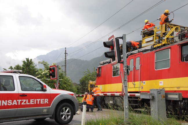 Oberleitung der Pyhrnbahn an Bahnbergang bei Micheldorf in Obersterreich durch LKW-Kran beschdigt