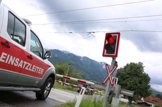 Oberleitung der Pyhrnbahn an Bahnbergang bei Micheldorf in Obersterreich durch LKW-Kran beschdigt