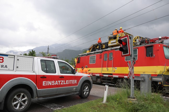 Oberleitung der Pyhrnbahn an Bahnbergang bei Micheldorf in Obersterreich durch LKW-Kran beschdigt