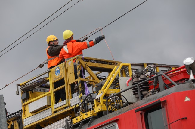 Oberleitung der Pyhrnbahn an Bahnbergang bei Micheldorf in Obersterreich durch LKW-Kran beschdigt