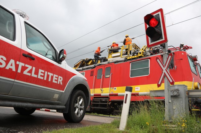 Oberleitung der Pyhrnbahn an Bahnbergang bei Micheldorf in Obersterreich durch LKW-Kran beschdigt