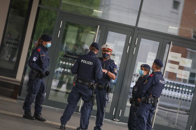 Amok-Drohung: Großeinsatz der Polizei bei Schule in Wels-Neustadt