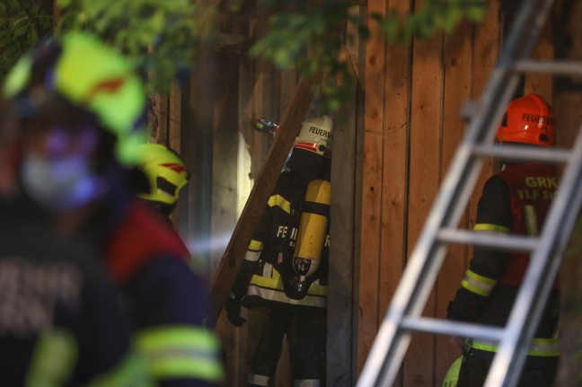 Vier Feuerwehren bei Brand eines Holzhauses in Desselbrunn im Einsatz