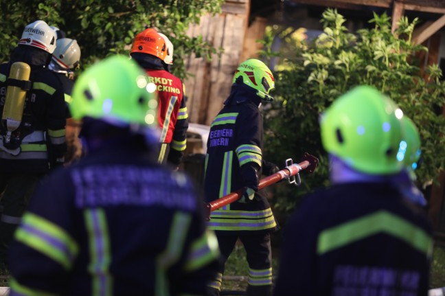 Vier Feuerwehren bei Brand eines Holzhauses in Desselbrunn im Einsatz