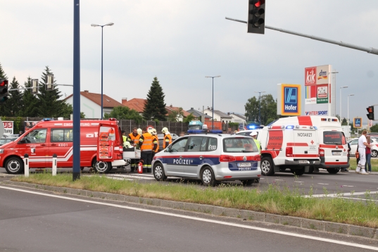 Mehrere Verletzte bei schwerem Kreuzungscrash mit vier Fahrzeugen in Traun