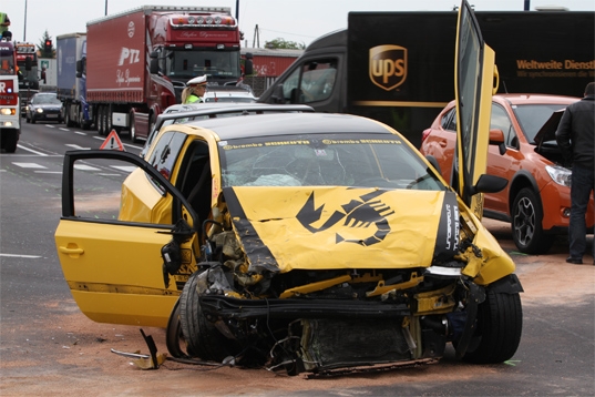 Mehrere Verletzte bei schwerem Kreuzungscrash mit vier Fahrzeugen in Traun